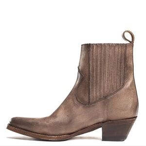 Frye Sacha Western Chelsea Boot in Stone size 7